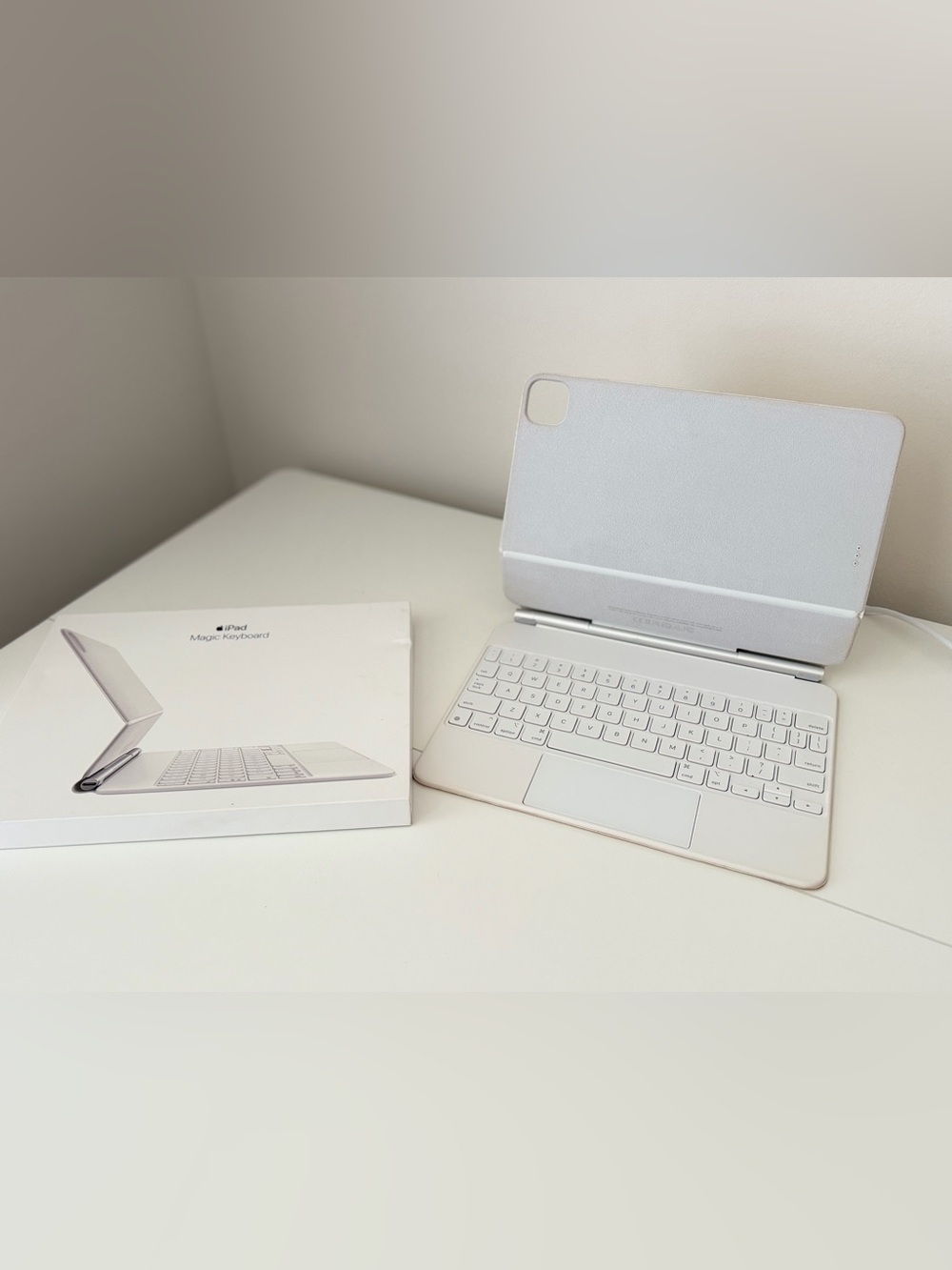 Apple iPad Magic Keyboard Model A2261